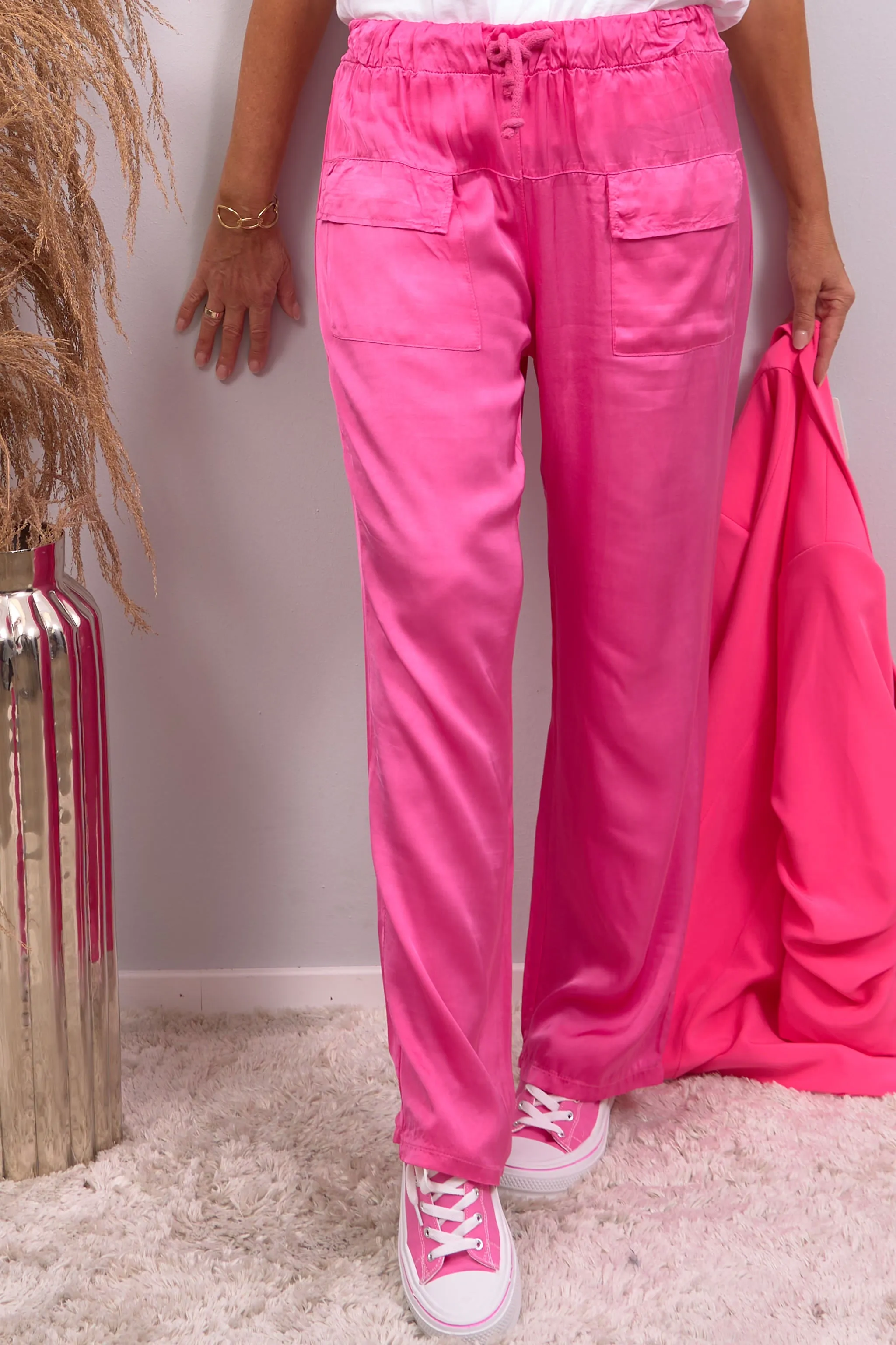 Glänzende Hose mit Taschen vorne, pink